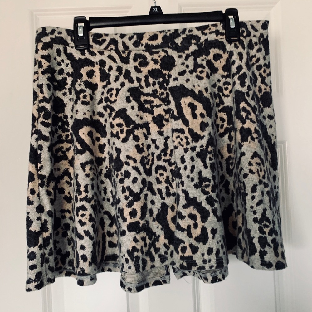 Topshop Zip-Front Patterned Skirt - Picture 3 of 3